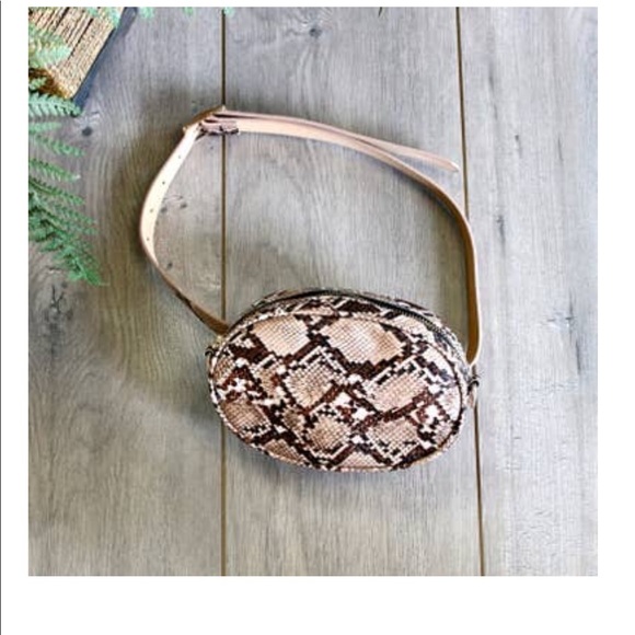 Snake skin patterned Oval-shaped waist bag w/chain - Picture 4 of 7